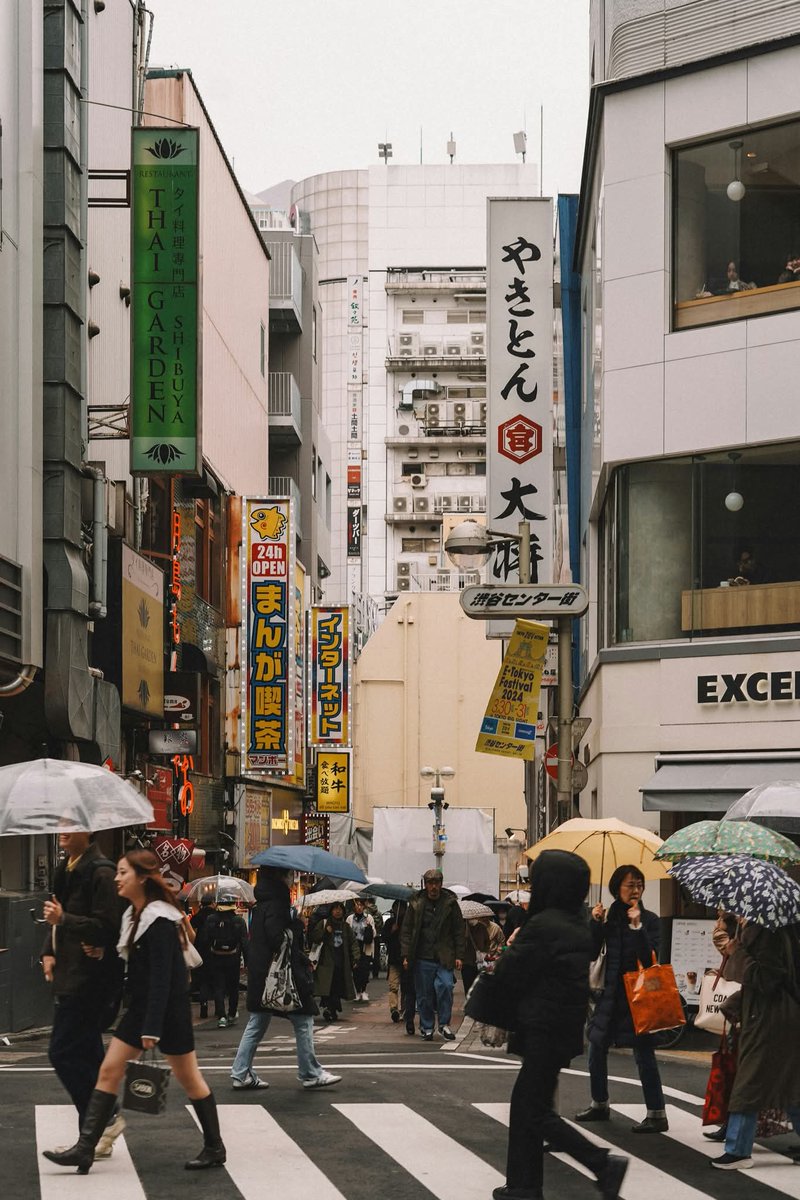 OlenaRohoza's tweet image. A young woman went on a two-month business trip to Japan. She didn’t speak Japanese but was fluent in English. Since the local food was quite specific — and also to save money — she came up with a clever trick. A friend gave her the number for home-delivered pizza.
She memorized…