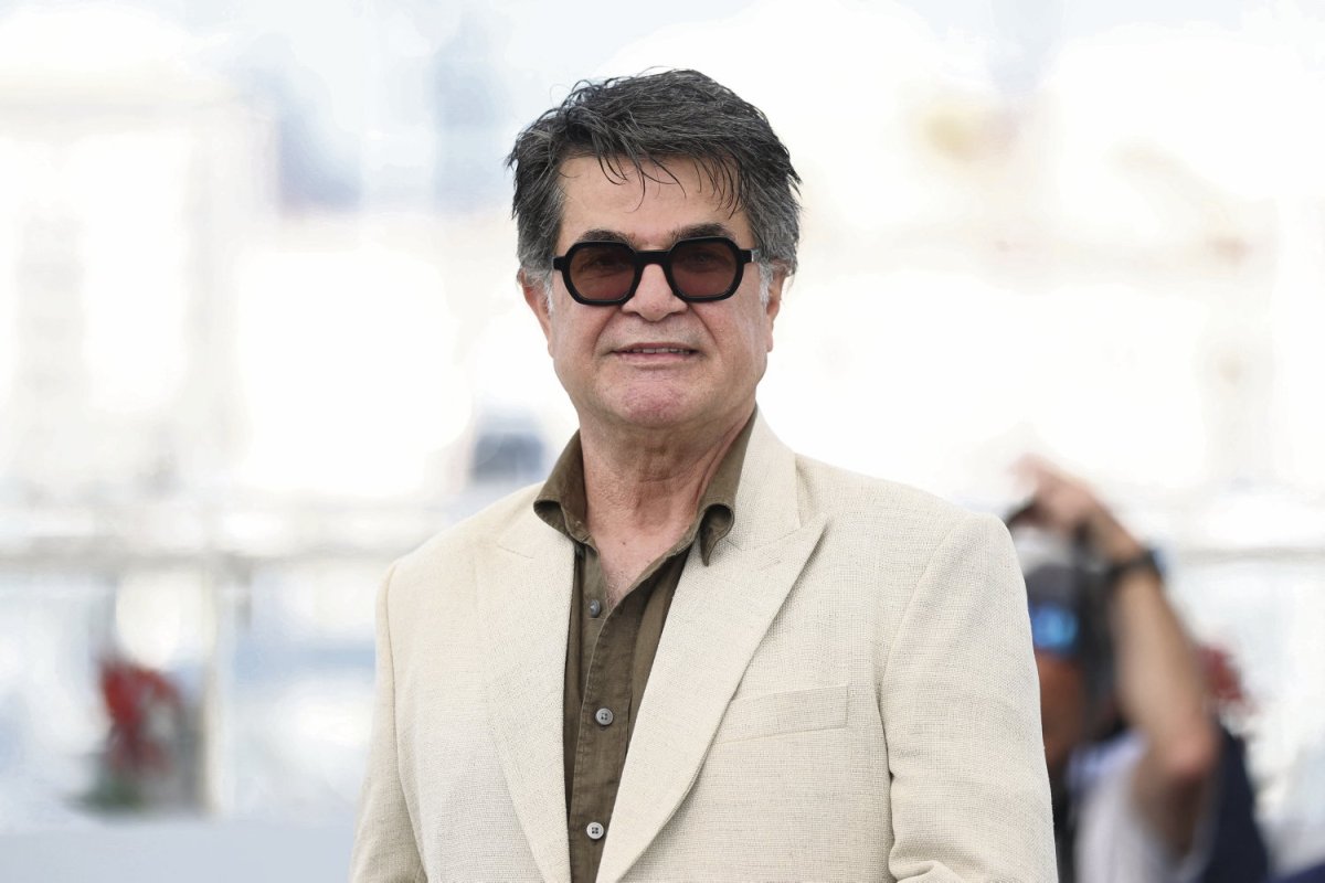 MitraEtemad's tweet image. Le géant #JafarPanahi la palme d'or Cannes 2025 n'y a jamais eu le melon, il reste lui-même malgré son succès
Il est le cinéaste du peuple, sa poésie raisonne dans nos cœurs et nous guide vers la lumière
Sa victoire lui offre l'immunité pour faire entendre le son de la liberté