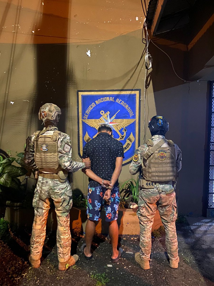 aeronavalpanama's tweet image. 🚨#PlanFirmeza | Unidades #Aeronavales realizaron un allanamiento en Nueva Gorgona, #Chame, decomisando un arma de fuego tipo escopeta, 3 municiones sin detonar y presunta sustancia ilícita. Refuerzan la seguridad en comunidades costeras.
#AeronavalTeCuida #SomosMuchoMás