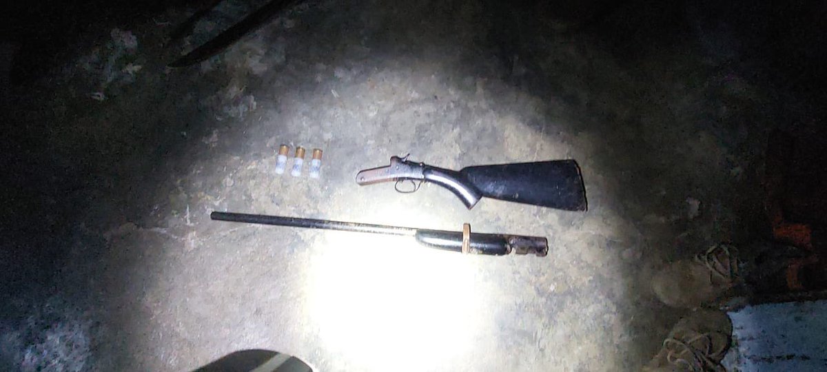 aeronavalpanama's tweet image. 🚨#PlanFirmeza | Unidades #Aeronavales realizaron un allanamiento en Nueva Gorgona, #Chame, decomisando un arma de fuego tipo escopeta, 3 municiones sin detonar y presunta sustancia ilícita. Refuerzan la seguridad en comunidades costeras.
#AeronavalTeCuida #SomosMuchoMás