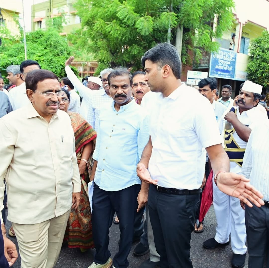 MAUD మినిస్టర్ గౌరవనీయులైన పొంగూరు నారాయణ గారు, గౌరవనీయులైన ఎంపీ,ఎమ్మెల్యేలతో పాటు కలిసి విజయవాడ నగర పరిధిలోగల డ్రైనేజీ వ్యవస్థ,ఇతర అభివృద్ధి పనులను క్షేత్రస్థాయిలో పరిశీలించారు.కమీషనర్ శ్రీ ధ్యానచంద్ర HM  IAS garu, అధికారులతో కలిసి పర్యవేక్షణ లో పాల్గొన్నారు. #Vijayawada #OURVMC