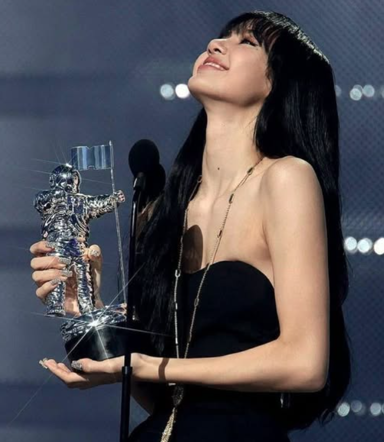3 years ago today, BLACKPINK's Lisa became the first kpop soloist to win a VMA award.
