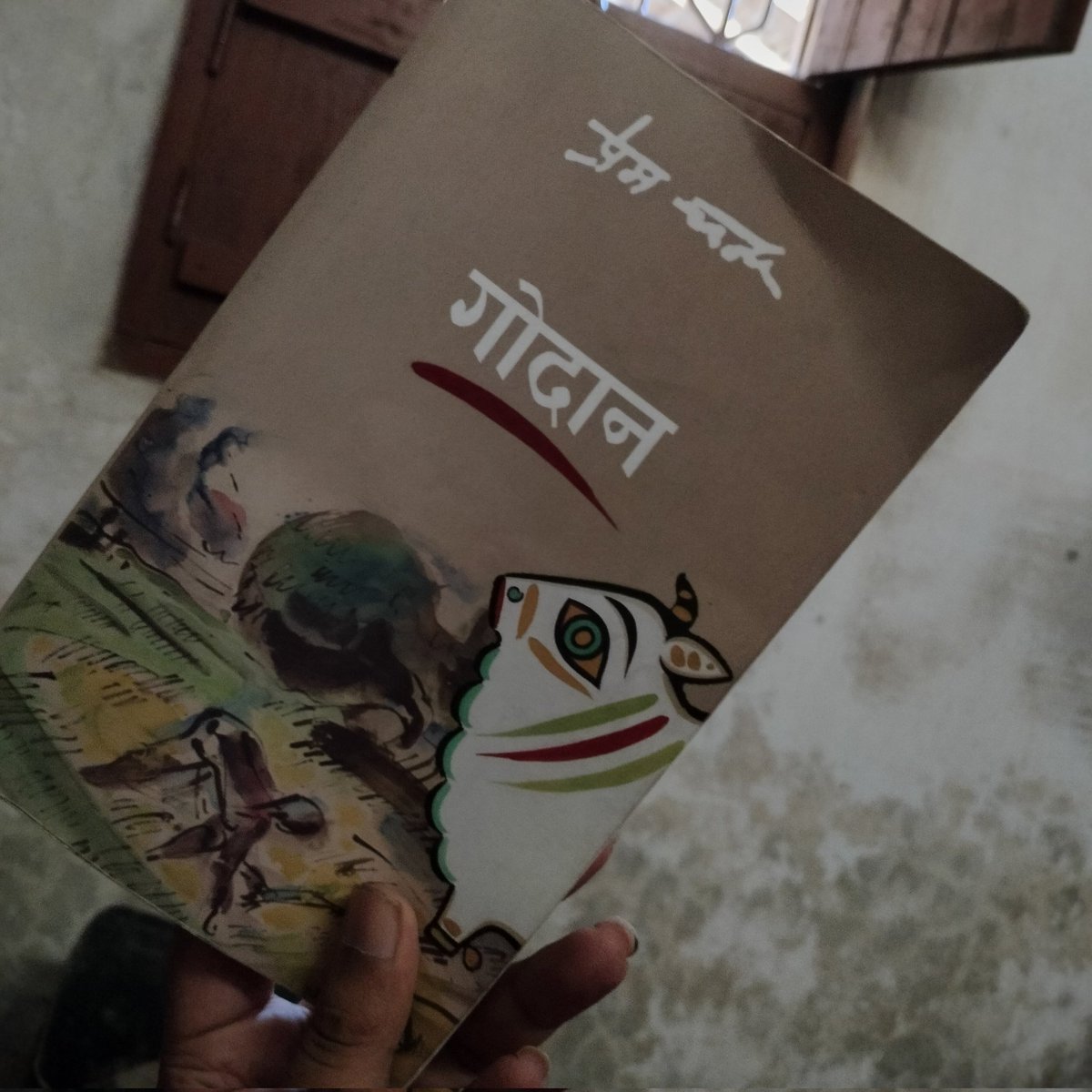 MukAn_X's tweet image. होरी मर गया, पर उसका सपना अधूरा रह गया
जिस गाय के लिए उसने जीवन कुर्बान कर दिया,
वही गाय कभी उसके आंगन न आई।
💬
क्या आपने गोदान पढ़ी है?