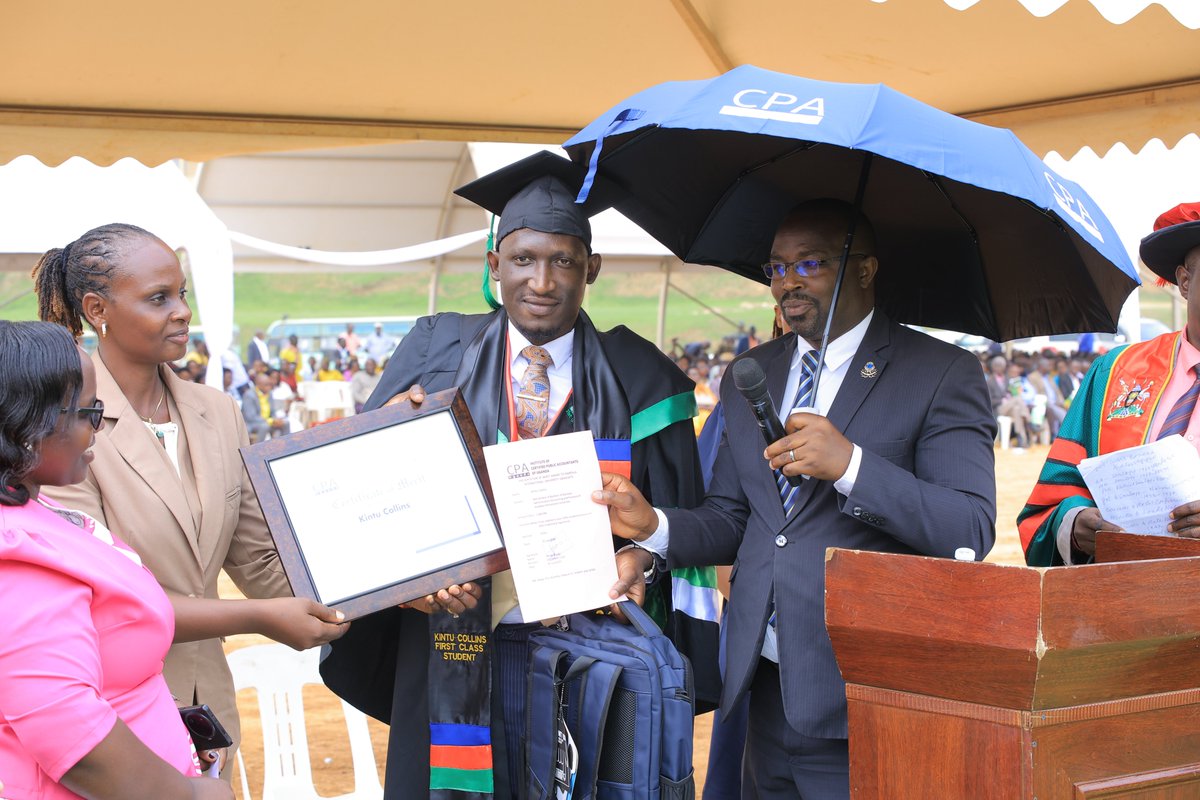 kiuvarsity's tweet image. CPA Isaac Muzoora from ICPAU congratulated Kintu Collins, the top student in BBA Accounting & Finance (CGPA 4.81), and officially welcomed him to the accountancy profession with a UGX 1M cash award and symbolic gifts to kickstart his CPA journey.
#KIU25thAnniversary…