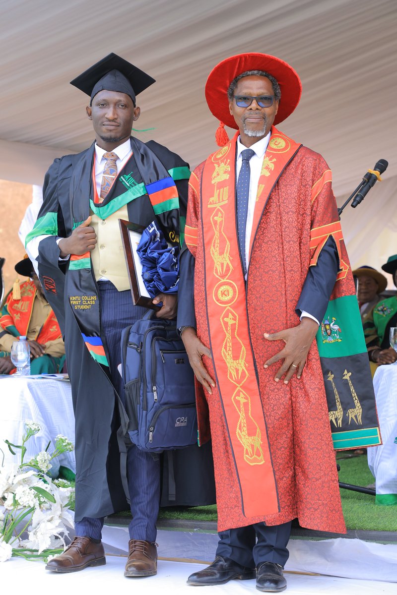 kiuvarsity's tweet image. CPA Isaac Muzoora from ICPAU congratulated Kintu Collins, the top student in BBA Accounting & Finance (CGPA 4.81), and officially welcomed him to the accountancy profession with a UGX 1M cash award and symbolic gifts to kickstart his CPA journey.
#KIU25thAnniversary…