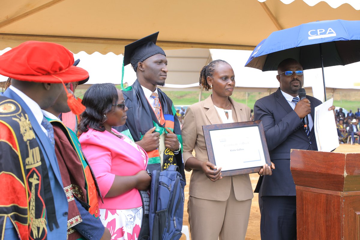 kiuvarsity's tweet image. CPA Isaac Muzoora from ICPAU congratulated Kintu Collins, the top student in BBA Accounting & Finance (CGPA 4.81), and officially welcomed him to the accountancy profession with a UGX 1M cash award and symbolic gifts to kickstart his CPA journey.
#KIU25thAnniversary…