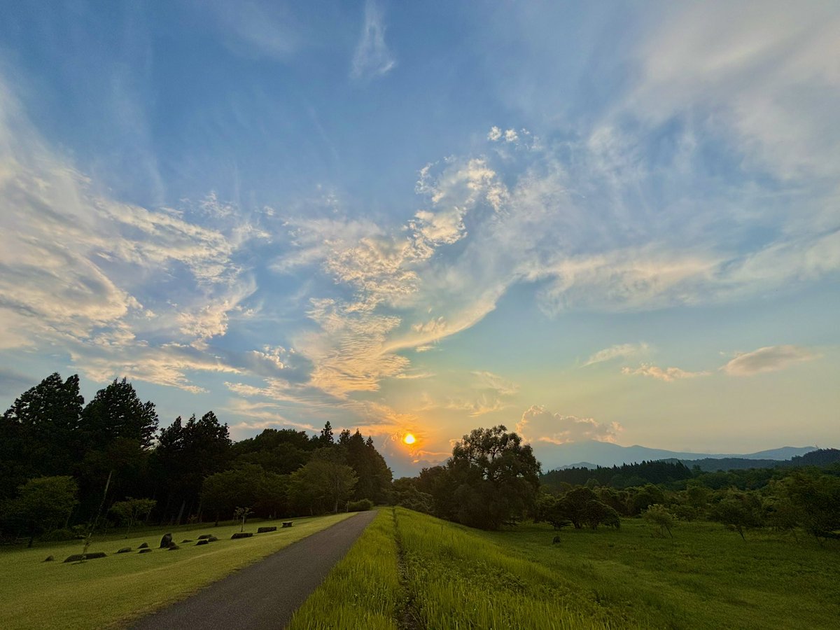 ThreeKingdoms_w's tweet image. 今日の夕方公園ウォーキングでは面白い雲の景色にも出会えました。
男体山の上にハート型の雲が🥰
何かいいことがあればいいな✨
#日光連山 #男体山 #雲