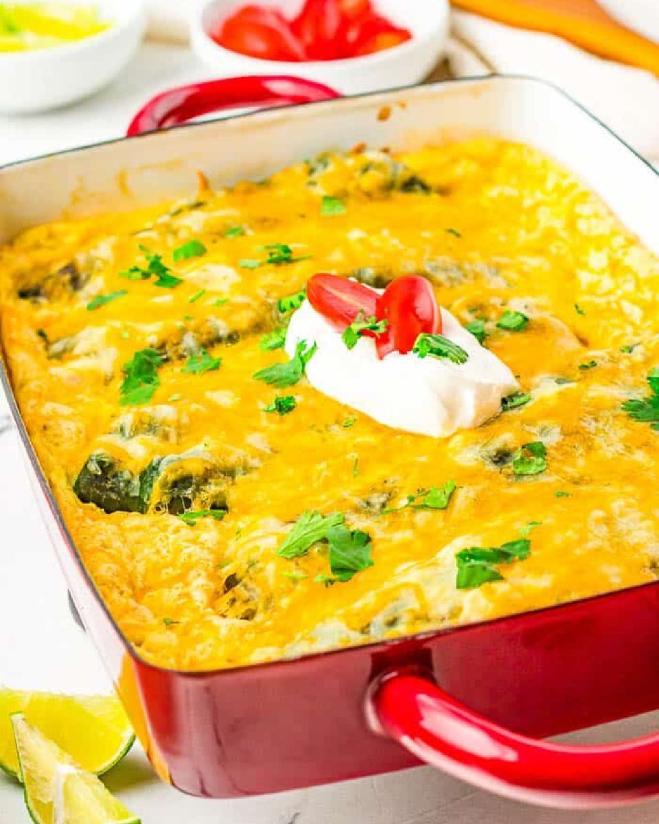 🌞 Weekend brunch plans? **CHILE RELLENO CASSEROLE** is calling your name! Roasted chiles 🌶️ + fluffy eggs 🍳 + melty cheese 🧀 = one bold and savory start to your day. 💛 Perfect with a mimosa 🥂 or mug of coffee! ☕
RECIPE: 👉 flavormosaic.com/chile-relleno-…