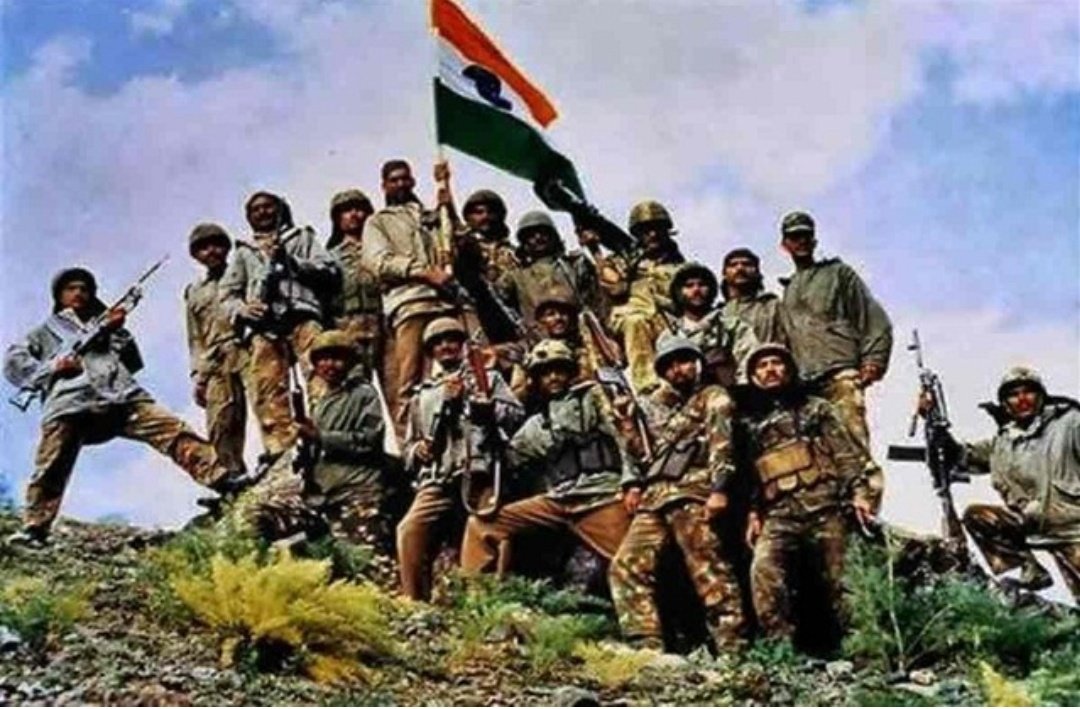 Kavya_Ras's tweet image. दंड के ही योग्य केवल
शत्रुता का आचरण है।
-युद्ध ही अनिवार्य है!
‘कारगिल’
कंधों सरीखा है हमारे
श्वेतवर्णी
शांति के
सोते
कबूतर
हिमशिखर पर।
तुम शिकारी बन चढ़े
इस ही
शिखर पर।
("ताकि सनद रहे":पुस्तक से)
#ऋषभ_देव_शर्मा ✍️
@DevaRsabha86972
#कारगिल_विजय_दिवस
#KargilVijayDiwas