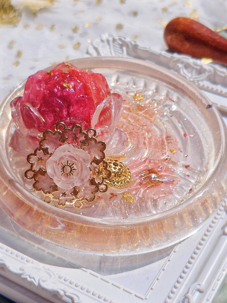 Asterlesin's tweet image. Offering to Lakshmi (2)
คัสต้อมของถวายแด่พระแม่ลักษมีชิ้นที่2ค่ะ ชิ้นนี้ทำเป็นถาดที่ตกแต่งด้วยดอกบัวเรซิ่นชิ้นใหญ่ โดยด้านในดอกบัวจะเป็นกุหลาบสีชมพูเพื่อให้เข้ากับตีมพระแม่ที่ลูกค้าเป็นคนเลือกให้ค่ะ
ความพิเศษของชิ้นนี้คือเป็นถาดวางที่มีลักษณะเหมือนวงน้ำกระเพื่อมค่ะ🌸💧