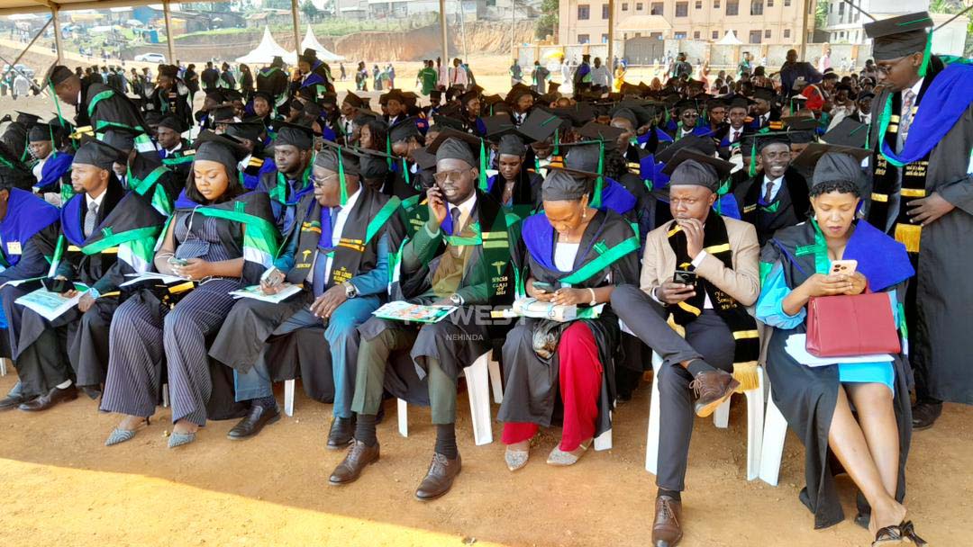 tvwestUG's tweet image. #WestUpdates | BUSHENYI
Omukoro gw’okujweka abeegi 2,214 omu mishomo etari emwe n’emwe ah’eitendekyero erya @kiuvarsity (KIU) ogwa 31 aha eitaagi erya Ishaka.
Prof. Ephraim Kamuntu yaajwekyera Maj. Gen Kahinda Otafiire nk’omugyenyi mukuru.
📸: @mugizibruno