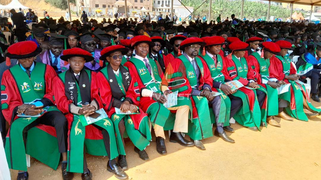 tvwestUG's tweet image. #WestUpdates | BUSHENYI
Omukoro gw’okujweka abeegi 2,214 omu mishomo etari emwe n’emwe ah’eitendekyero erya @kiuvarsity (KIU) ogwa 31 aha eitaagi erya Ishaka.
Prof. Ephraim Kamuntu yaajwekyera Maj. Gen Kahinda Otafiire nk’omugyenyi mukuru.
📸: @mugizibruno
