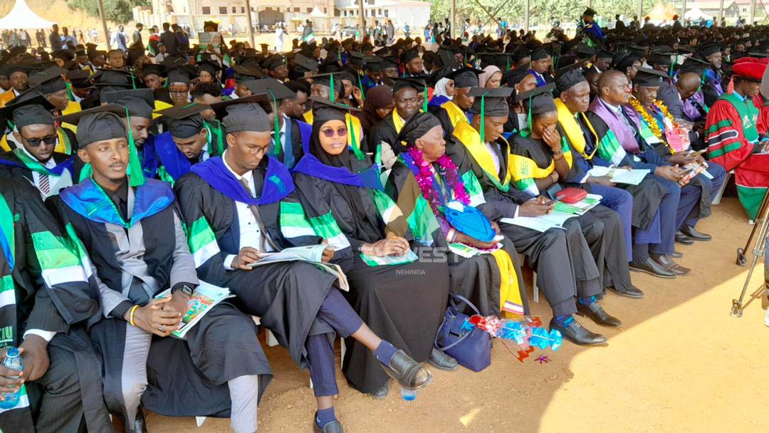 tvwestUG's tweet image. #WestUpdates | BUSHENYI
Omukoro gw’okujweka abeegi 2,214 omu mishomo etari emwe n’emwe ah’eitendekyero erya @kiuvarsity (KIU) ogwa 31 aha eitaagi erya Ishaka.
Prof. Ephraim Kamuntu yaajwekyera Maj. Gen Kahinda Otafiire nk’omugyenyi mukuru.
📸: @mugizibruno