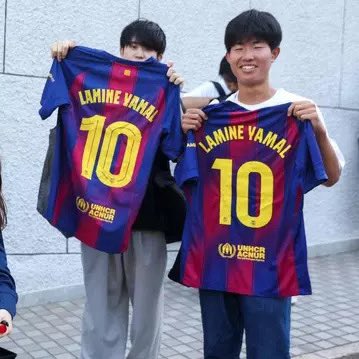 Yamal_Xtra's tweet image. Lamine Yamal’s name was the most recognised among the fans waiting in Japan.
Almost every Barça jersey had the name of the player from Mataró on the back. @sport