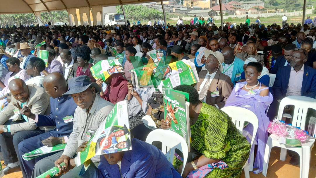 tvwestUG's tweet image. #WestUpdates | BUSHENYI
Omukoro gw’okujweka abeegi 2,214 omu mishomo etari emwe n’emwe ah’eitendekyero erya @kiuvarsity (KIU) ogwa 31 aha eitaagi erya Ishaka.
Prof. Ephraim Kamuntu yaajwekyera Maj. Gen Kahinda Otafiire nk’omugyenyi mukuru.
📸: @mugizibruno
