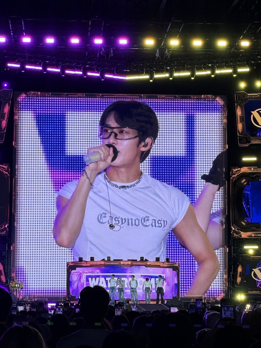 kkukkung17's tweet image. 워터밤 보브 비주얼이 ㅁㅊ거같다