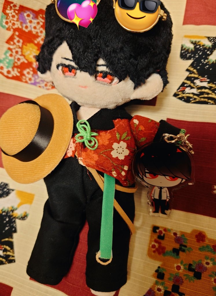24kasaba0's tweet image. 静馬さん縫ってる！