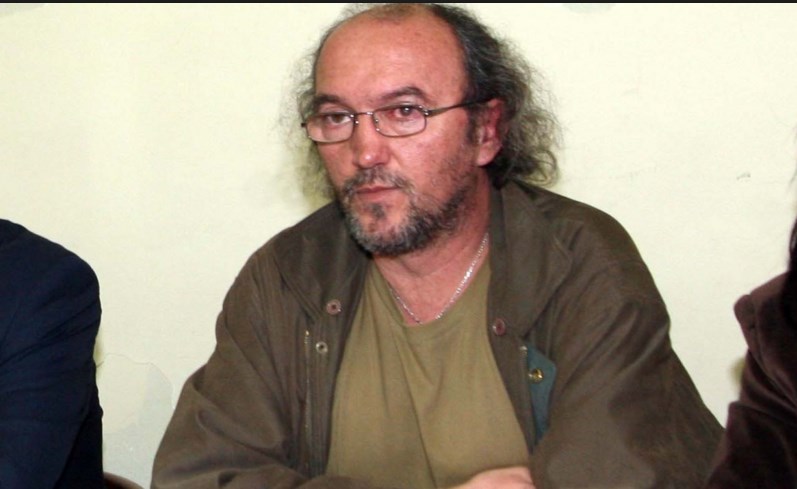 oldfileles's tweet image. Χθες έκανα 4 φορές μπάνιο λόγω ζέστης...
Όσες περίπου φορές έκανε συνολικά και ο Λάμπρου από τον Απρίλιο του 1993.