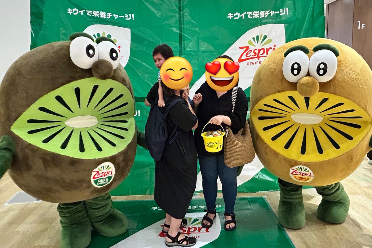 puncheno's tweet image. 憧れのキウイブラザーズ🥝と記念撮影出来た😍けど、肝心の甥っ子くんは自分より大きなキウイが怖くて泣いちゃいました😅