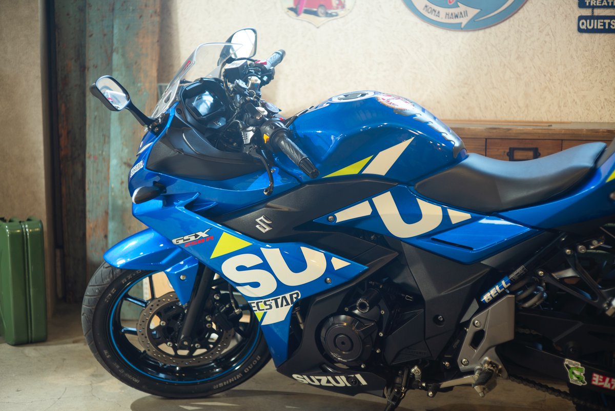 futaba_AFB's tweet image. 自分のバイクもいつ事故って廃車になるかわからないから思い出としてちゃんと撮って上げたいよなぁと最近思ったり。しっかし、こうやって見ると250ccとは思えないボリューム感があるなGSX250R