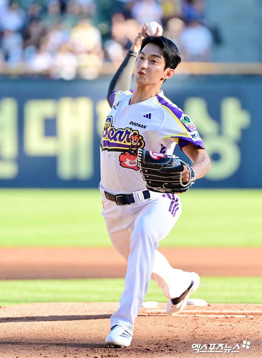 [INFO] Media photos of #DOKYEOM at Jamsil Baseball Stadium today, throwing the first pitch for the Doosan Bears vs LG Twins game! ⚔️

PITCHER DOKYEOM IS BACK
#DKBackForDoosan
#승요로돌아온_두산시구_이도겸
<a href="/pledis_17/">세븐틴(SEVENTEEN)</a>