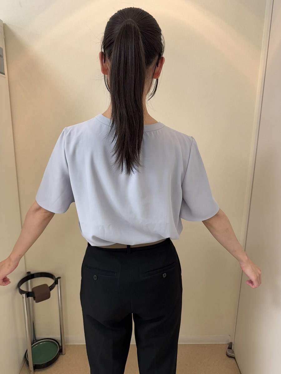 tsukajimuga's tweet image. ちなみに
ウチの女性マネージャーが着ていたシャツ、
こちらも本人と女性スタイリストは水色。
僕と、男性スタイリストはグレーと。
僕がこれは流石にグレーよね？
というと女性マネージャーは笑いながら
これも水色です！
と。ウソ〜？！