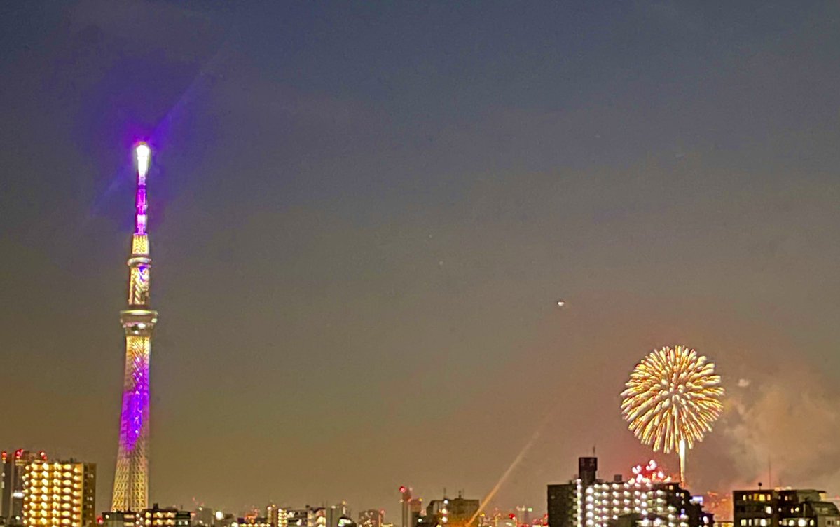neeeemo_o's tweet image. いつもの河原が隅田川の花火で今日は賑わってた❣️
わが荒川ではちっちゃく見えるのが、さらにちっちゃ❣️(*˙˘˙*)