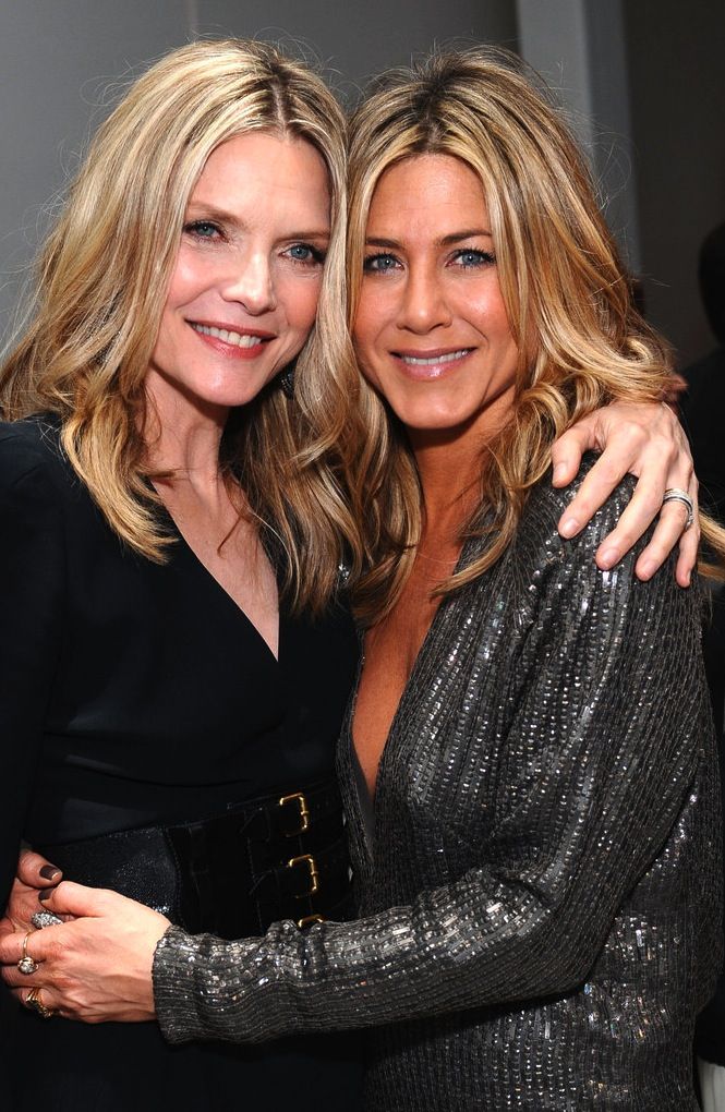 37Lemons's tweet image. Jennifer Aniston&apos;s big hand, male Q-angle &amp;amp; gait...and three of his guy friends