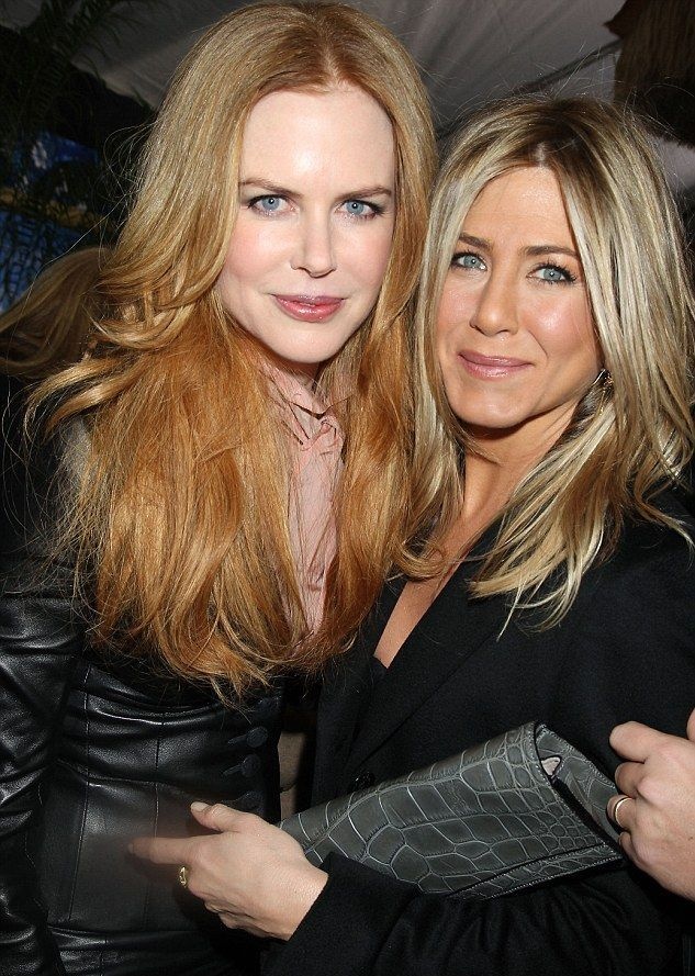 37Lemons's tweet image. Jennifer Aniston&apos;s big hand, male Q-angle &amp;amp; gait...and three of his guy friends