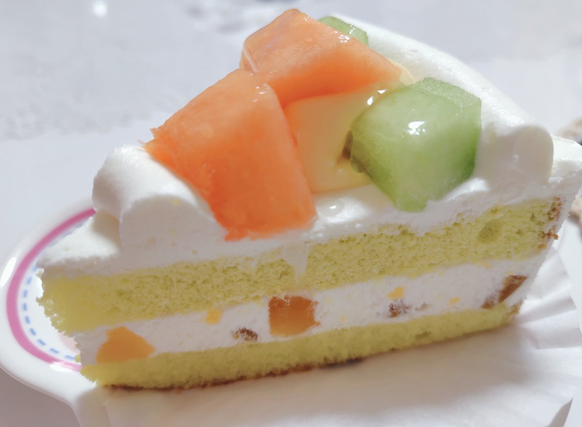 nanaiiiig's tweet image. コニサシャカラーだな…と思って今日買ったケーキ🍈🍰