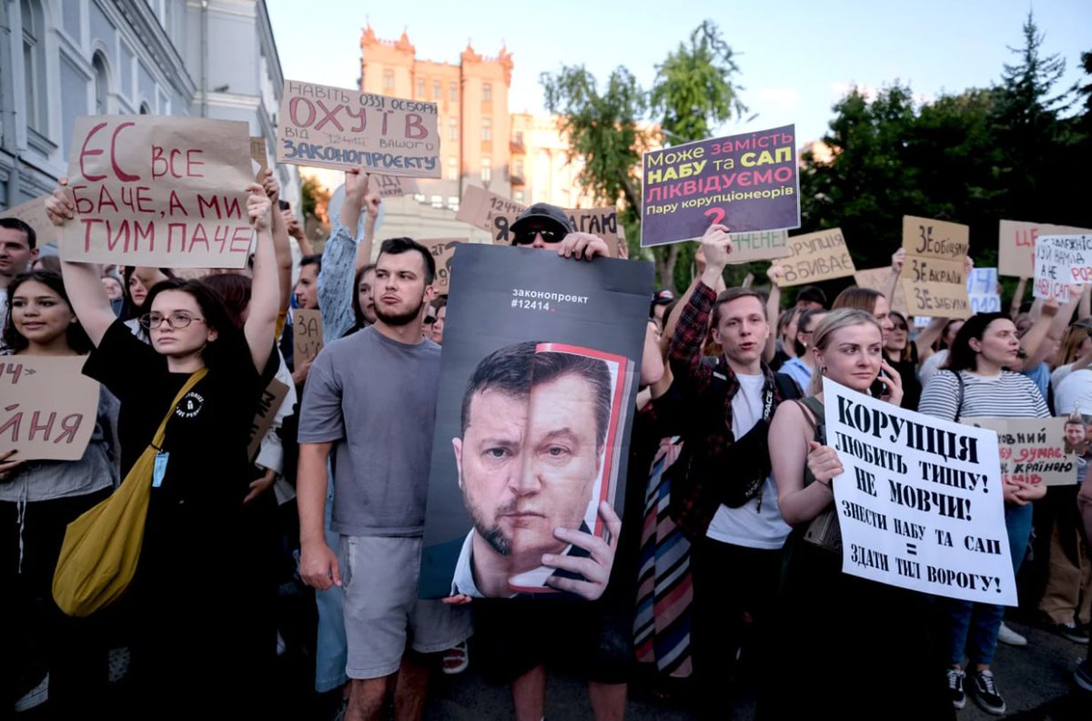 Волеизъявление народа и противодействие законам, отдаляющим Украину от ЕС, — невероятно важное дело. Но, как я уже сказал вчера, у меня есть одна мысль насчёт того, почему Киев уже несколько дней не обстреливают. Всё из-за протестов.

Сразу подчеркну: я ни в коем случае не