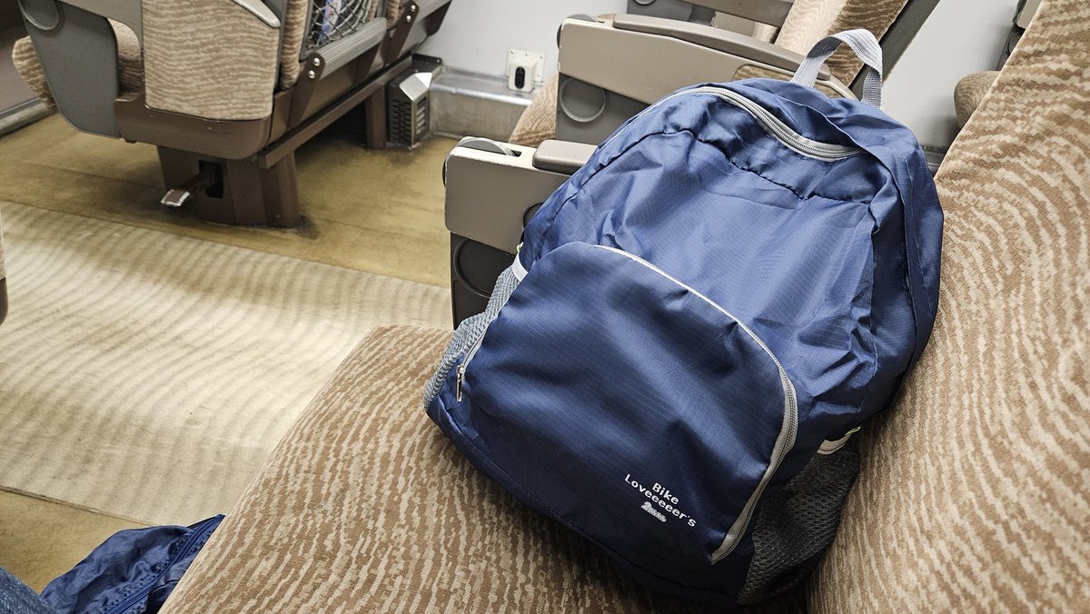 asuparider's tweet image. スーパーはくとで京都へ移動してます。
念のため持ってきた折り畳みリュックが活躍。
パニアの荷物をぶちこんで楽に運べました。
2りんかん祭りWestでもらったやつ。
ありがとう、2りんかん。