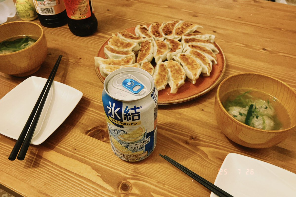 iamslumbering's tweet image. サンボマスター観ながら食べる餃子が世界一うまいよね