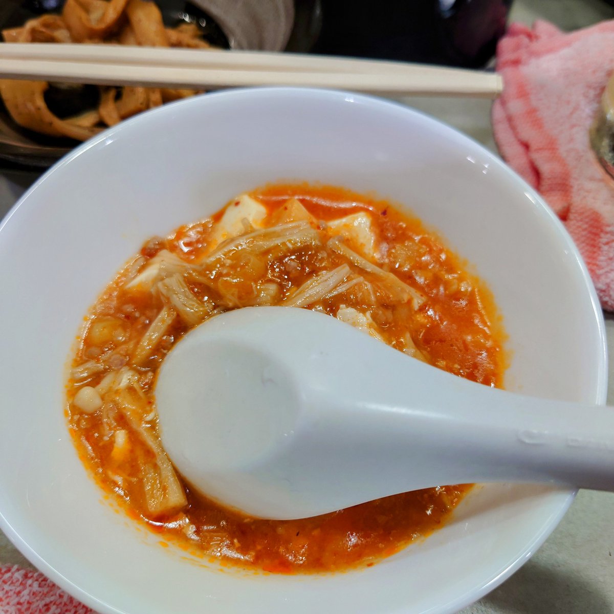 lino_hiz's tweet image. かぁちゃんから麻婆豆腐貰った⤴️えのき入りだってさぁ😂