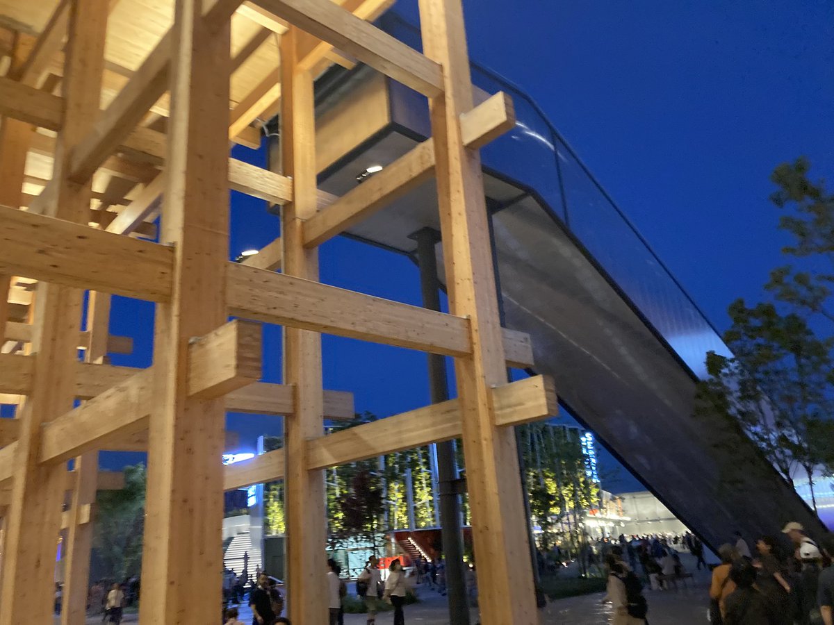 coffeexym's tweet image. 帰り道、ふと大屋根リングを見上げてパシャリ📸
西ゲートから東ゲートへと歩く途中、
夜空に浮かぶ光のアートに足が止まりました。
またら東ゲートを出ると、
ちょうど万博ミニ花火が…🎆
今日も最後まで、心に残る時間をありがとう。
#万博盆踊り #EXPO2025 #大屋根リング #ミニ花火 #万博の余韻