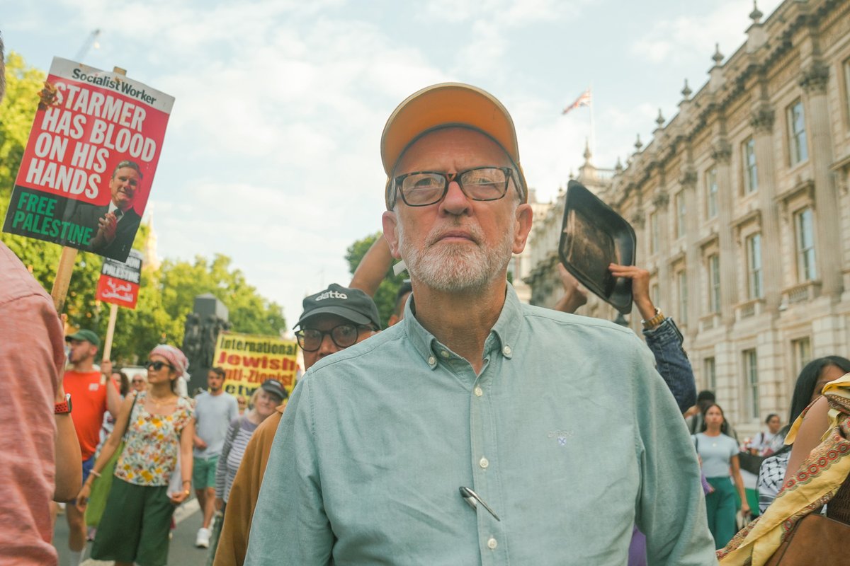 adnansarwar's tweet image. Jeremy Corbyn surrounded by thousands laid an empty pot outside Downing Street to represent the lack of food in Gaza. This morning he announced 400,000 people had signed up to his new party on the left. London, 25/07/2025