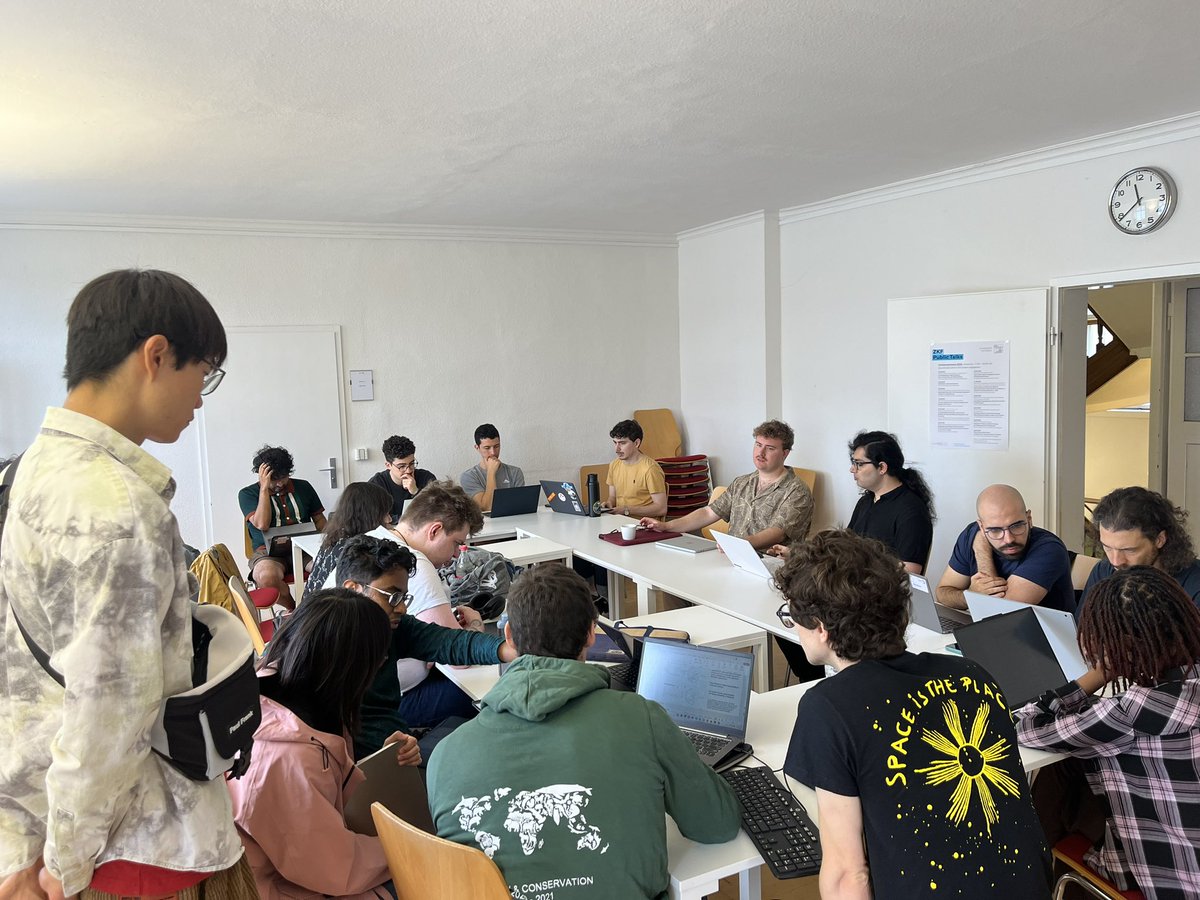 zamakany's tweet image. Full house brainstorming about projects at the Konstanz School of Collective Behavior . What an amazing group of students