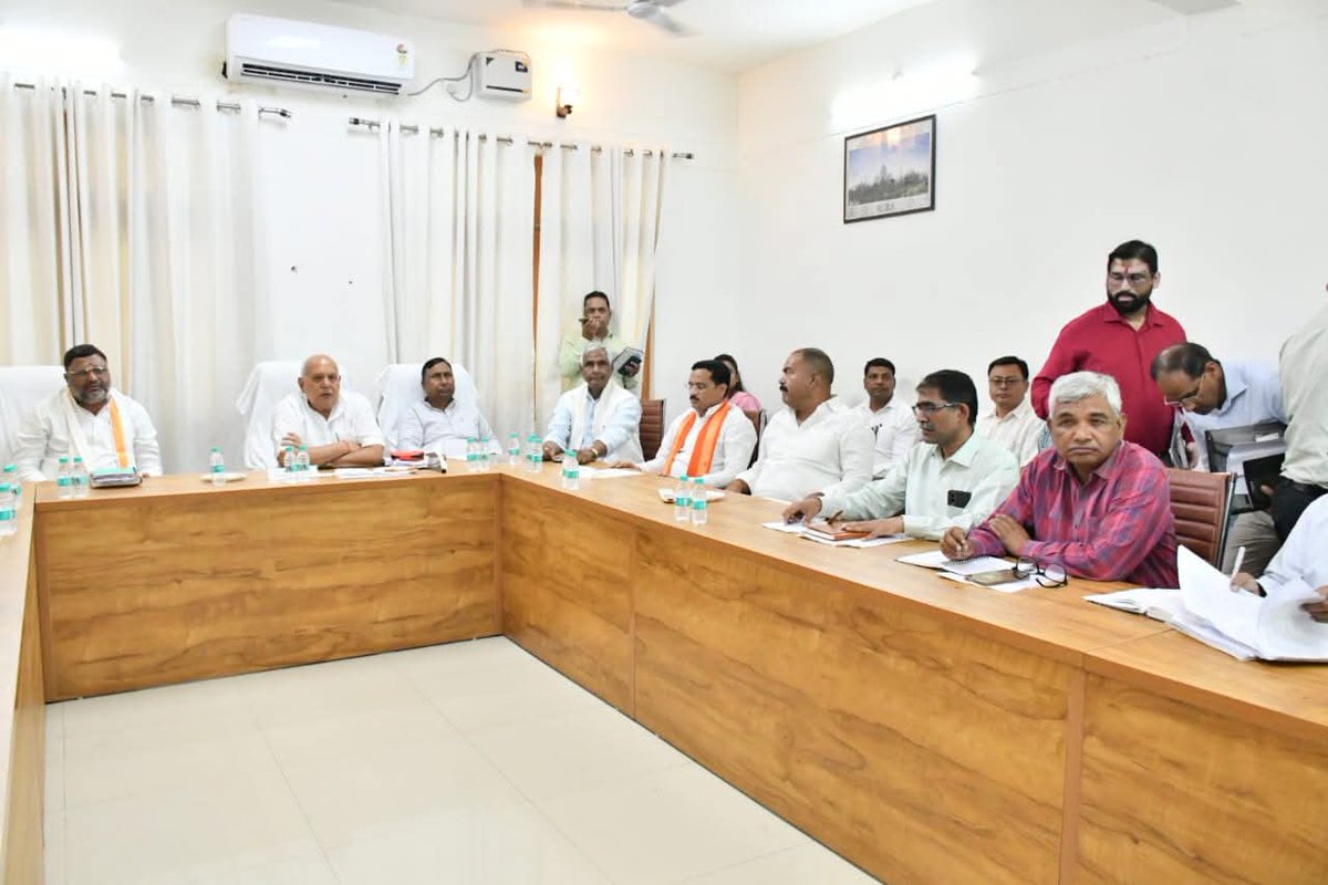 आज निरीक्षण भवन, जनपद देवरिया में माननीय  कृषि मंत्री आदरणीय श्री सूर्य प्रताप शाही जी की अध्यक्षता में माननीय जनप्रतिनिधियों, जनपद के वरिष्ठ अधिकारियों तथा गोरखपुर मंडल के कृषि विभाग, सिंचाई विभाग, विद्युत विभाग, सहकारिता विभाग के अधिकारियों के साथ गोरखपुर मंडल में उर्वरक के