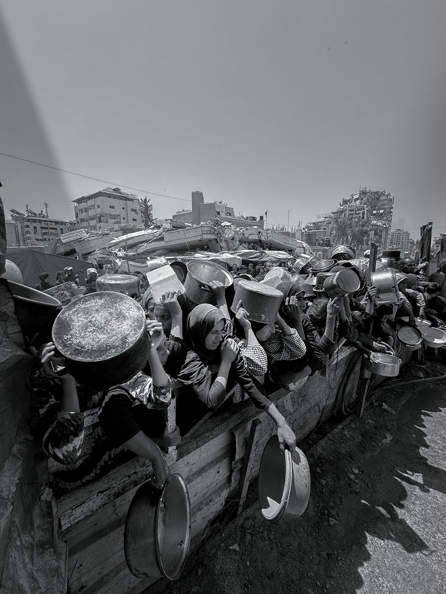 نساء يصطففن بصبر أمام تكية طعام، في مشهد يروي حكاية احتياج وكرامة
#غزه_تموت_جوعاً 
📸 <a href="/mm6981229/">‏محمد اليعقوبي Gaza# ‏🇵🇸</a>