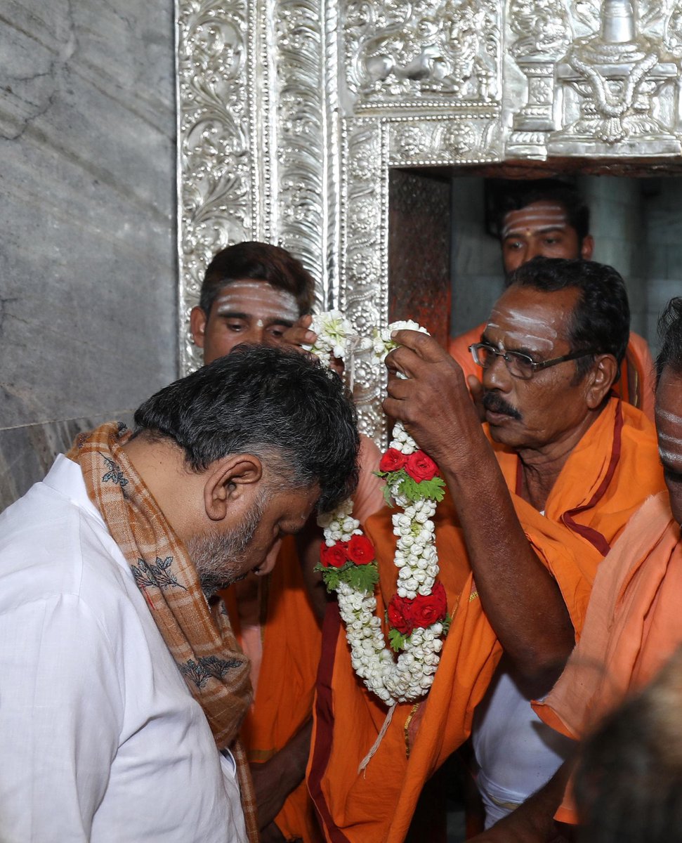 DKShivakumar's tweet image. ಎಲ್ಲಿ ಭಕ್ತಿ ಇದೆಯೋ - ಅಲ್ಲಿ ಭಗವಂತ ಇದ್ದಾನೆ..
ಹಾಸನ ಜಿಲ್ಲೆಯ ಅರಸೀಕೆರೆ ತಾಲೂಕಿನ ಯಾದಪುರ ಗ್ರಾಮದಲ್ಲಿರುವ ಶ್ರೀ ಜೇನುಕಲ್ ಸಿದ್ದೇಶ್ವರ ಸ್ವಾಮಿ ದೇವರ ದರ್ಶನ ಮಾಡುವ ಭಾಗ್ಯ ಇಂದು ನನ್ನದಾಯಿತು. ಈ ವೇಳೆ ನಾಡಿನ ಸರ್ವರ ಒಳಿತಿಗಾಗಿ ಪ್ರಾರ್ಥಿಸಿದೆ.