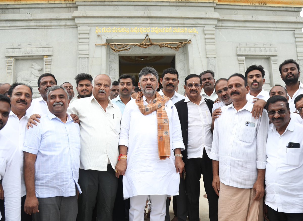 DKShivakumar's tweet image. ಎಲ್ಲಿ ಭಕ್ತಿ ಇದೆಯೋ - ಅಲ್ಲಿ ಭಗವಂತ ಇದ್ದಾನೆ..
ಹಾಸನ ಜಿಲ್ಲೆಯ ಅರಸೀಕೆರೆ ತಾಲೂಕಿನ ಯಾದಪುರ ಗ್ರಾಮದಲ್ಲಿರುವ ಶ್ರೀ ಜೇನುಕಲ್ ಸಿದ್ದೇಶ್ವರ ಸ್ವಾಮಿ ದೇವರ ದರ್ಶನ ಮಾಡುವ ಭಾಗ್ಯ ಇಂದು ನನ್ನದಾಯಿತು. ಈ ವೇಳೆ ನಾಡಿನ ಸರ್ವರ ಒಳಿತಿಗಾಗಿ ಪ್ರಾರ್ಥಿಸಿದೆ.