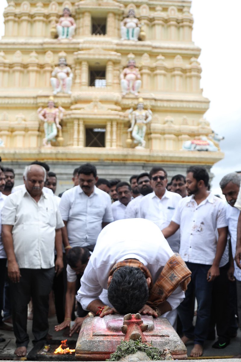 DKShivakumar's tweet image. ಎಲ್ಲಿ ಭಕ್ತಿ ಇದೆಯೋ - ಅಲ್ಲಿ ಭಗವಂತ ಇದ್ದಾನೆ..
ಹಾಸನ ಜಿಲ್ಲೆಯ ಅರಸೀಕೆರೆ ತಾಲೂಕಿನ ಯಾದಪುರ ಗ್ರಾಮದಲ್ಲಿರುವ ಶ್ರೀ ಜೇನುಕಲ್ ಸಿದ್ದೇಶ್ವರ ಸ್ವಾಮಿ ದೇವರ ದರ್ಶನ ಮಾಡುವ ಭಾಗ್ಯ ಇಂದು ನನ್ನದಾಯಿತು. ಈ ವೇಳೆ ನಾಡಿನ ಸರ್ವರ ಒಳಿತಿಗಾಗಿ ಪ್ರಾರ್ಥಿಸಿದೆ.