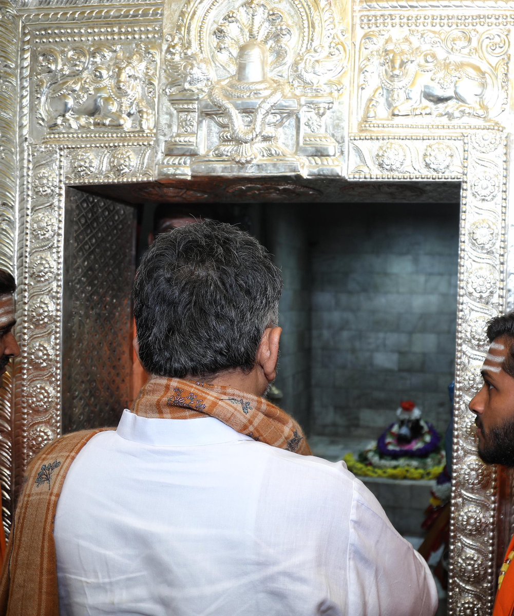 DKShivakumar's tweet image. ಎಲ್ಲಿ ಭಕ್ತಿ ಇದೆಯೋ - ಅಲ್ಲಿ ಭಗವಂತ ಇದ್ದಾನೆ..
ಹಾಸನ ಜಿಲ್ಲೆಯ ಅರಸೀಕೆರೆ ತಾಲೂಕಿನ ಯಾದಪುರ ಗ್ರಾಮದಲ್ಲಿರುವ ಶ್ರೀ ಜೇನುಕಲ್ ಸಿದ್ದೇಶ್ವರ ಸ್ವಾಮಿ ದೇವರ ದರ್ಶನ ಮಾಡುವ ಭಾಗ್ಯ ಇಂದು ನನ್ನದಾಯಿತು. ಈ ವೇಳೆ ನಾಡಿನ ಸರ್ವರ ಒಳಿತಿಗಾಗಿ ಪ್ರಾರ್ಥಿಸಿದೆ.
