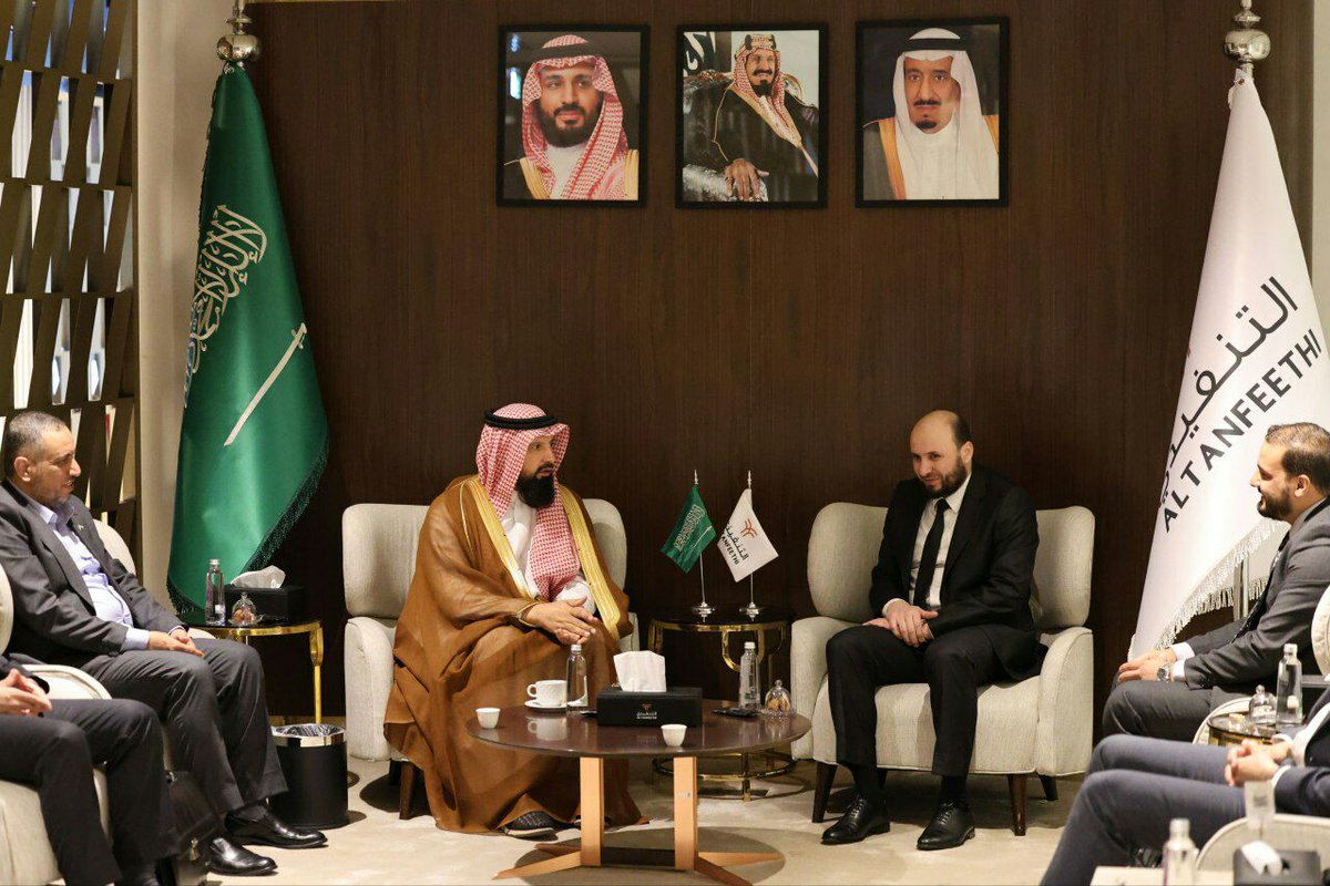 وزير الطاقة المهندس "محمد البشير" يصل إلى المملكة العربية السعودية في زيارة رسمية

وصل وزير الطاقة المهندس "محمد البشير" إلى المملكة العربية السعودية في زيارة رسمية ليلتقي خلالها مع عدد من المسؤولين في قطاع الطاقة، بهدف تعزيز التعاون الثنائي واستعراض الفرص الاستثمارية بين البلدين