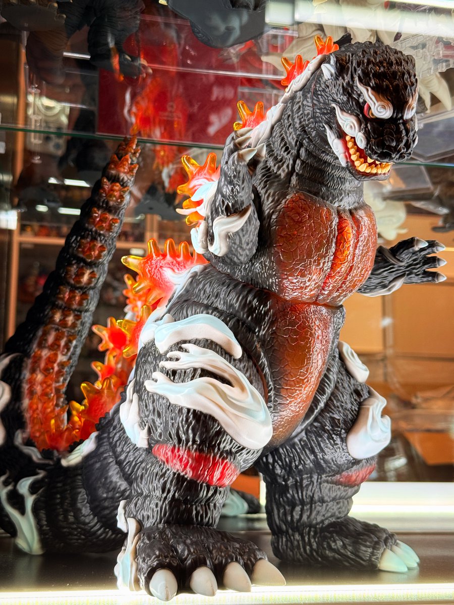 RandY_Toybox's tweet image. 『GODZILLA VINYL ART』
ゴジラ(1995)浮世ノ絵(黒)
#FrogTree 様の傑作!!!
写真ではこの迫力を伝えきれません💦
クリア成形ならではの透け感を活かし、
内側で暴走する核エネルギーの熱が表現されています。
背びれのグラデーションが美しい…
#プレックス
#Godzilla
#Godzillavinylart