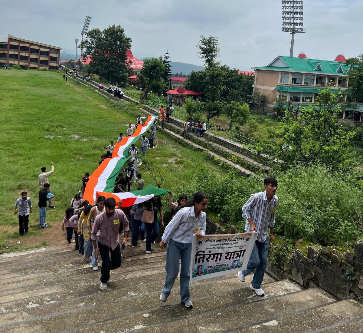 ABVPVoice's tweet image. हिमाचल प्रांत में अभाविप धर्मशाला महाविद्यालय इकाई ने कारगिल विजय दिवस के उपलक्ष्य पर भव्य “तिरंगा यात्रा” का आयोजन किया, जिसमें राष्ट्रभक्ति से ओतप्रोत सैंकड़ों छात्र-छात्राओं ने भाग लिया।