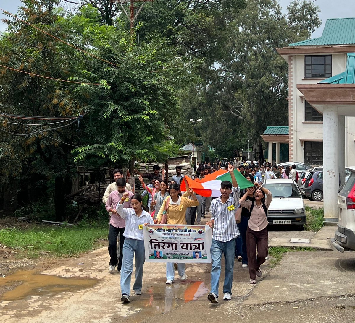 ABVPVoice's tweet image. हिमाचल प्रांत में अभाविप धर्मशाला महाविद्यालय इकाई ने कारगिल विजय दिवस के उपलक्ष्य पर भव्य “तिरंगा यात्रा” का आयोजन किया, जिसमें राष्ट्रभक्ति से ओतप्रोत सैंकड़ों छात्र-छात्राओं ने भाग लिया।