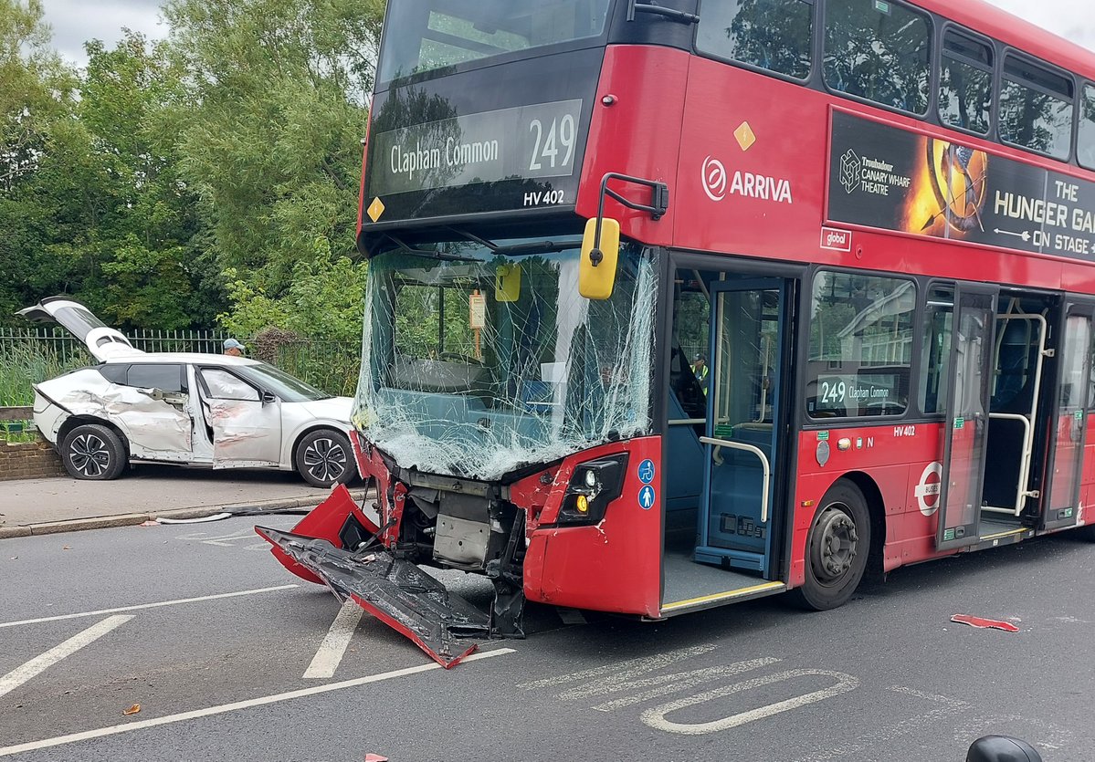 NeilSalt2019's tweet image. If you're wanting to drive along Beulah Hill from Crown Point this Sat lunchtime, please avoid the area for the time being:
The road has been blocked in both directions by a nasty accident involving a bus and a car this morning.
Please find an alternative route for your journey