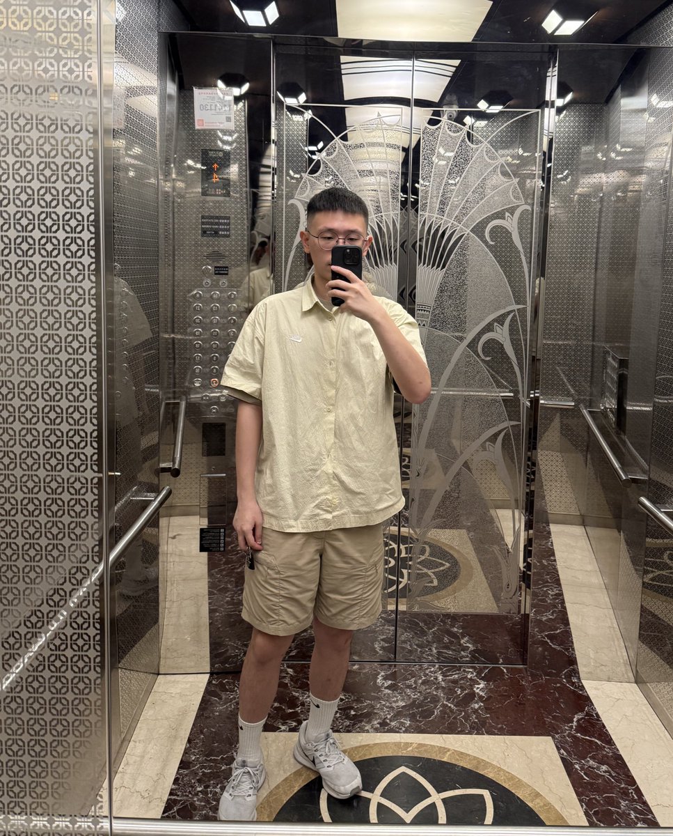 剪完頭髮了，不過好像沒什麼差 😅