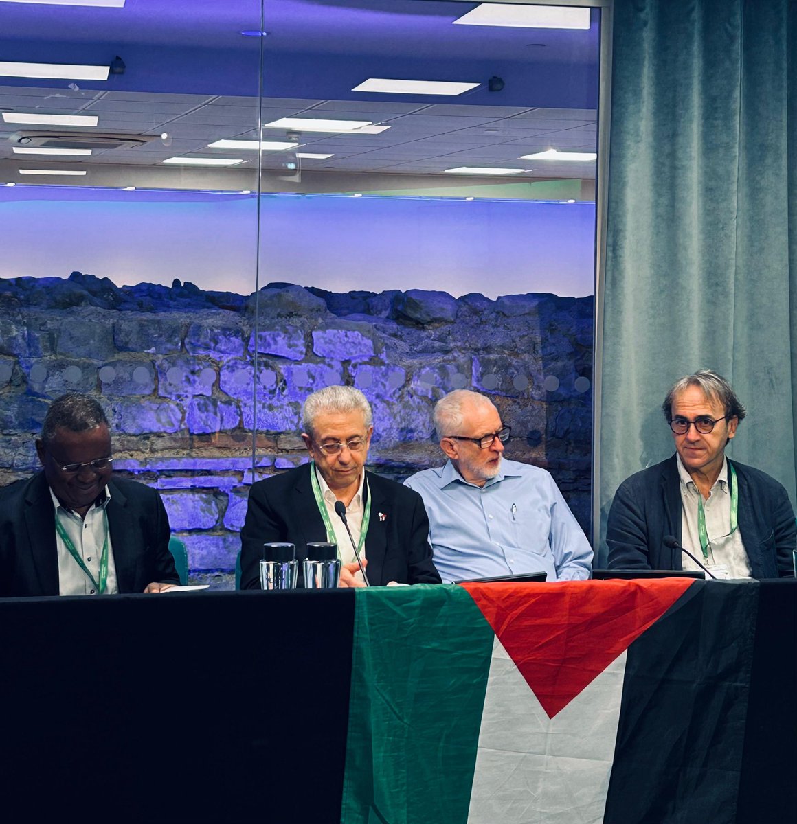 AngeloBonelli1's tweet image. Oggi a Londra ho partecipato alla nascita dell’alleanza globale per la Palestina con Corbyn, Bargouti, Varoufakis, Gerry Adams e delegazioni mondiali. La premier Meloni oggi, ancora una volta, ha sostenuto il criminale Netanyahu e schierato l’Italia dalla parte dei carnefici.